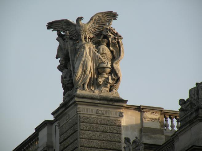  sculpture extérieure, bâtiment du Louvre